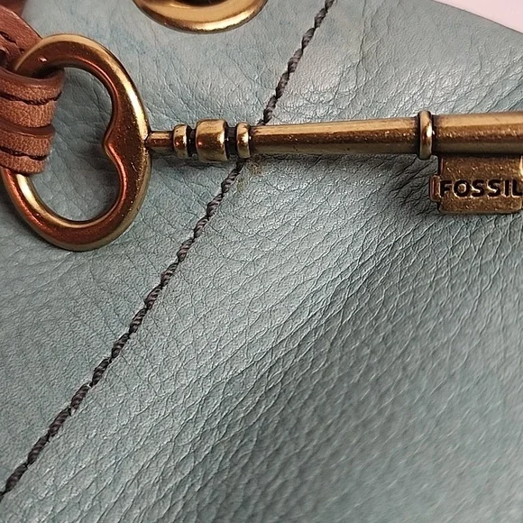 Fossil Teal Vintage Leather Shoulder Bag with Key Charm. LONG LIVE VINTAGE - Picture 13 of 16